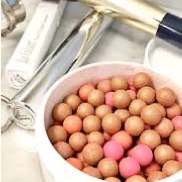 💗blush
🤎4 shades of bronzer
🧡highlighter
🤍will NOT clog your pores - Picture 5 of 10